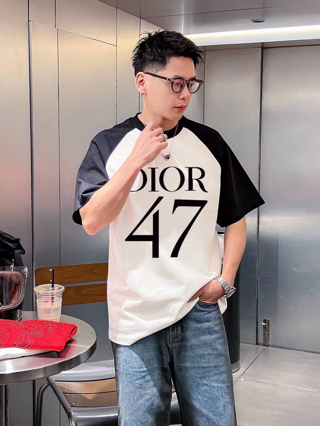 Dior 新款字母印花双层重工短袖t桖 字母图案不管是t桖还是卫衣都是每年的爆款单品 前幅大面积印花采用大康丽数码印花机直喷 成本极高 经过多次的调试打版图案色